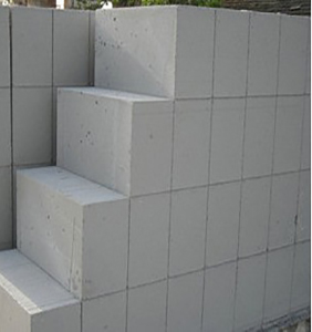 目前加气砖应用比较广泛的是蒸压加气混凝土砖即“蒸压加气混凝土砌块”，简称加气砖，是通过高温蒸压设备工艺生产的加气混凝土砌块。“加气砖